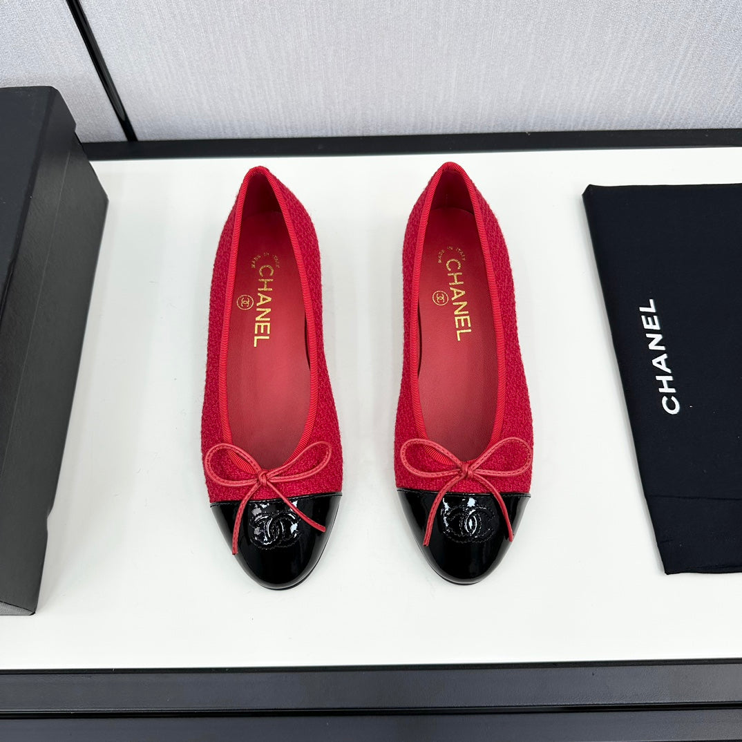 BALLET FLATS IN RUBY RED TWEED AND BLACK CALFSKIN