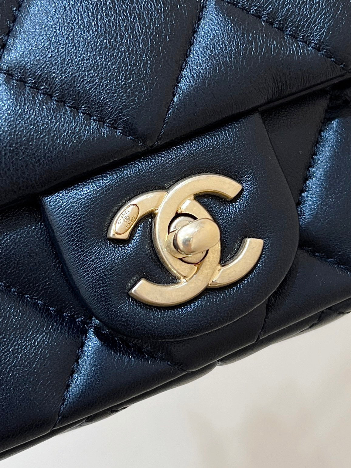 25S CHANEL CROSSBODY HANDBAG 17 IN BLACK LAMBSKIN GOLD HARDWARE