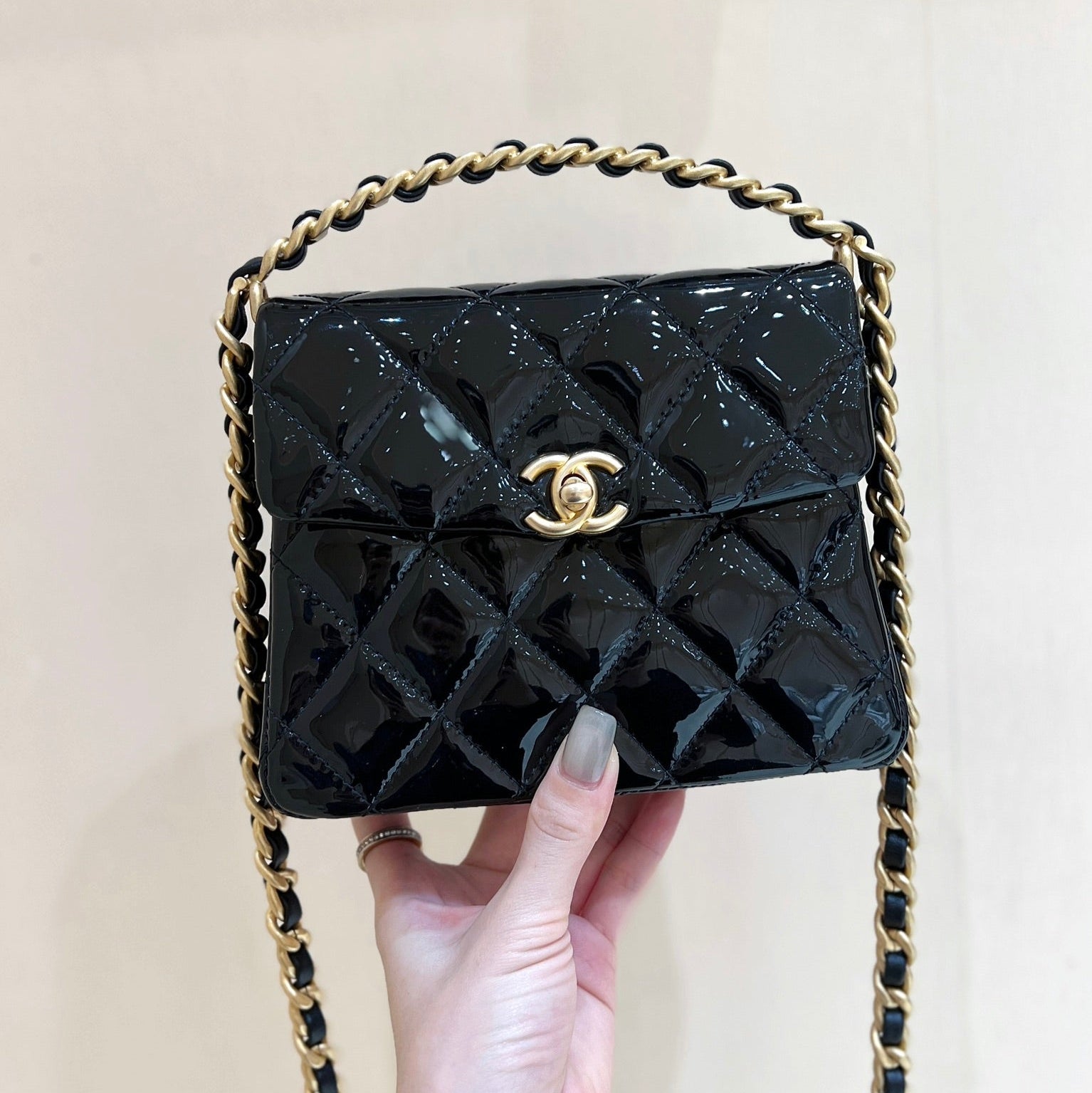 25S CHANEL TOTE CROSSBODY BAG 19 IN BLACK GLOSSY LEATHER WITH METAL HANDLE