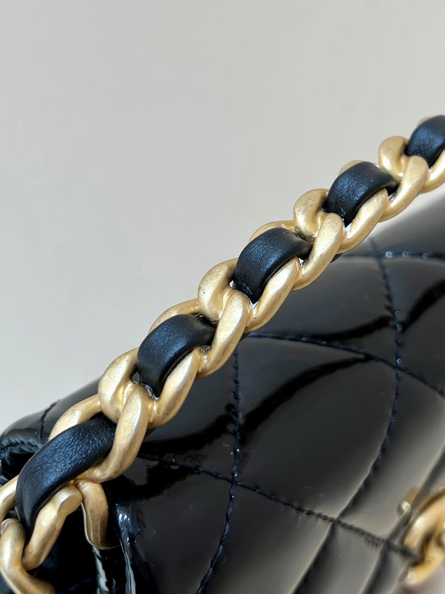 25S CHANEL TOTE CROSSBODY BAG 19 IN BLACK GLOSSY LEATHER WITH METAL HANDLE