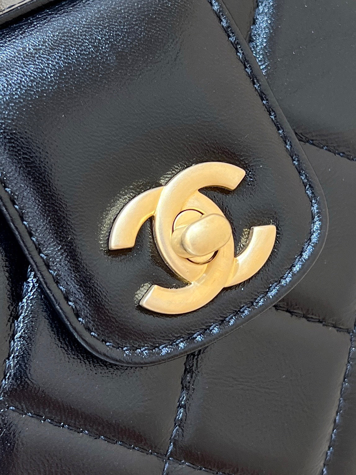 MEDIUM TOP HANDLE BAG 23 IN BLACK OIL-WAX LAMBSKIN GOLD HARDWARE