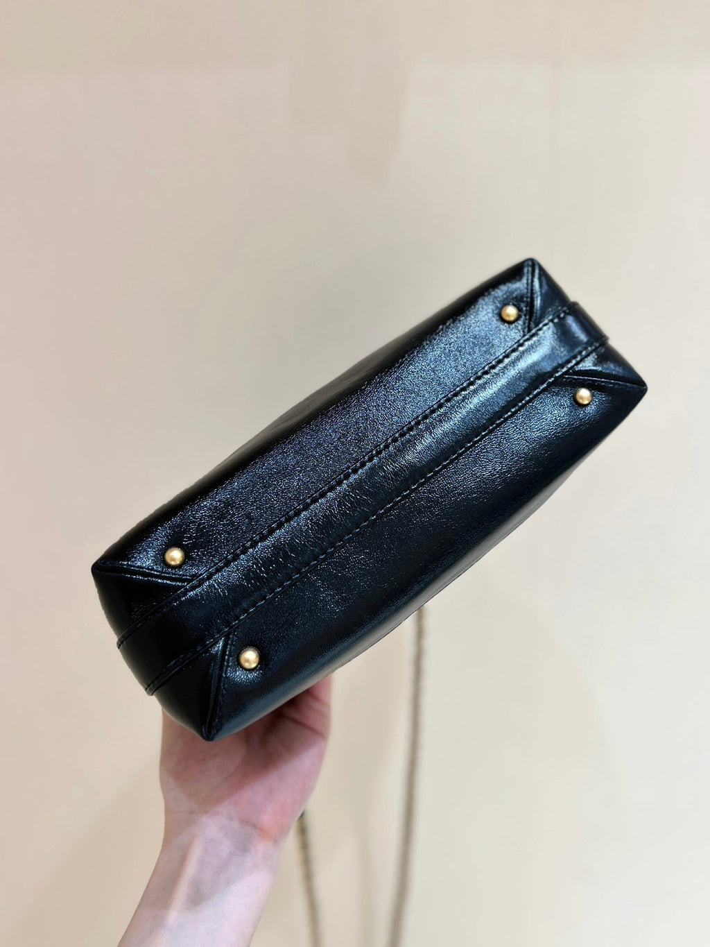 MEDIUM TOP HANDLE BAG 23 IN BLACK OIL-WAX LAMBSKIN GOLD HARDWARE