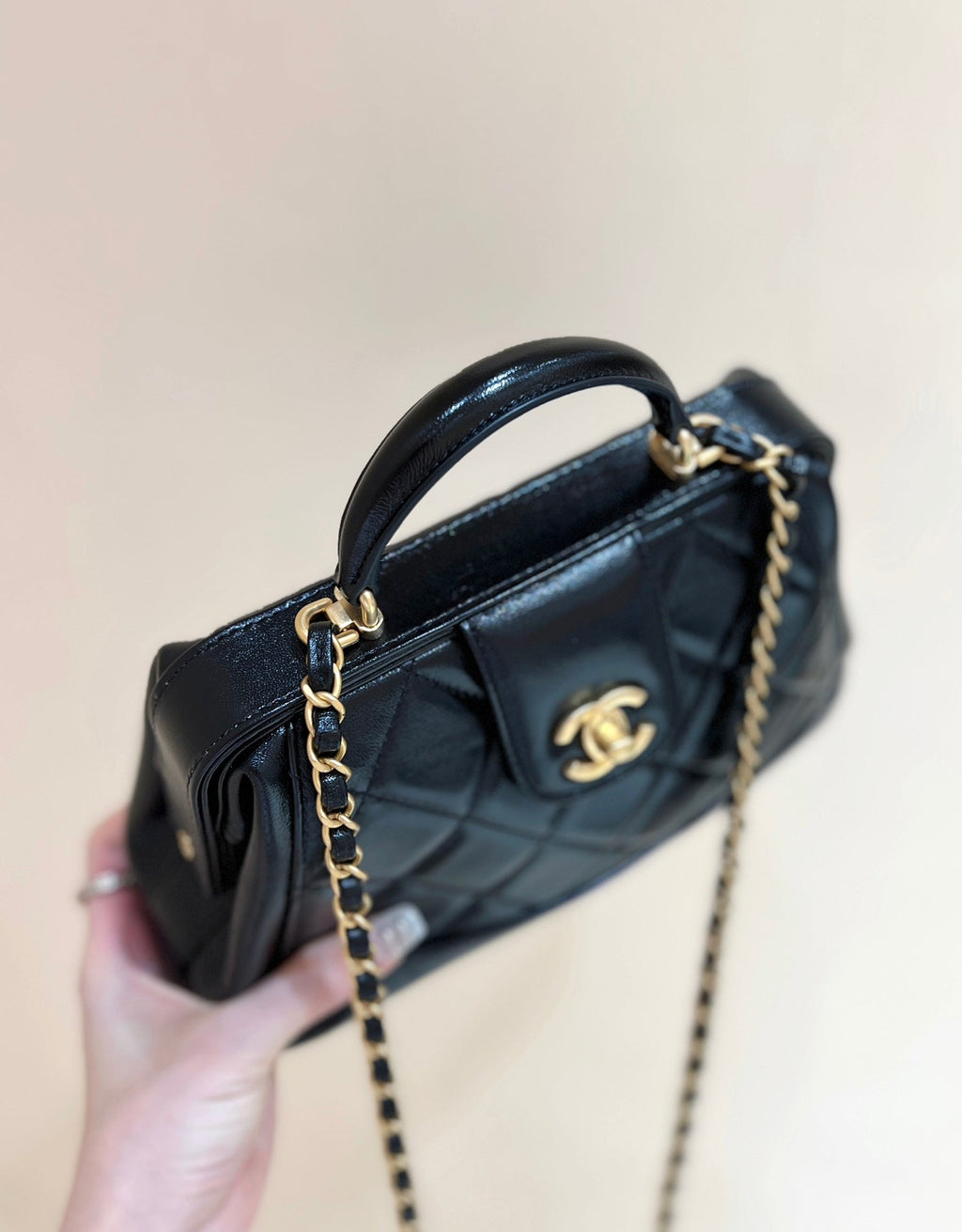 MEDIUM TOP HANDLE BAG 23 IN BLACK OIL-WAX LAMBSKIN GOLD HARDWARE