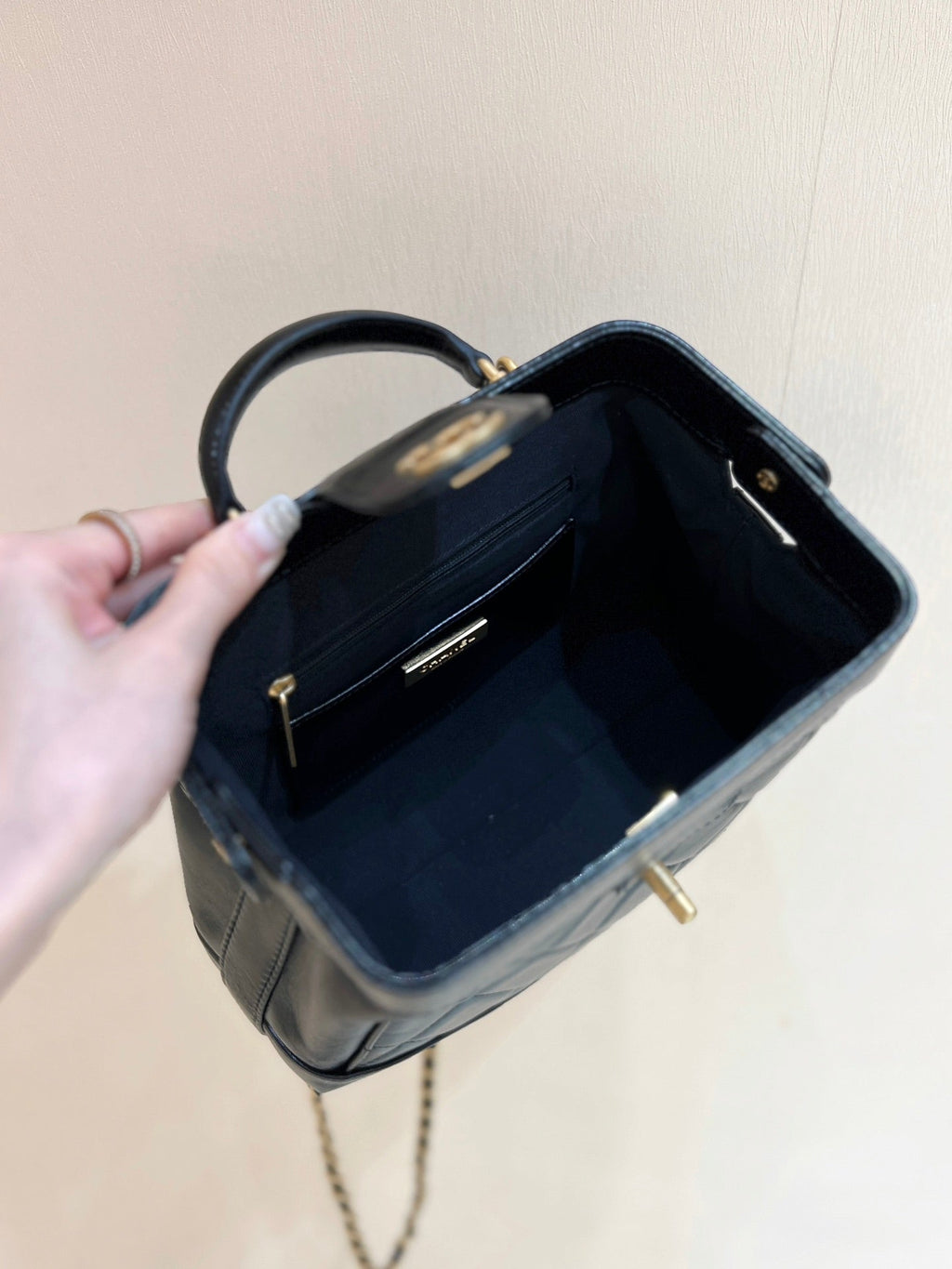MEDIUM TOP HANDLE BAG 23 IN BLACK OIL-WAX LAMBSKIN GOLD HARDWARE