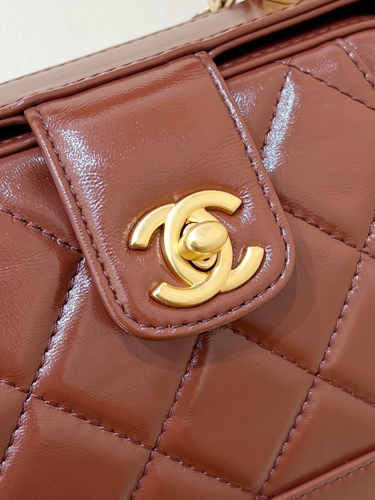 CHANEL TOP HANDLE BAG 18 IN BROWN OIL-WAX LAMBSKIN GOLD HARDWARE