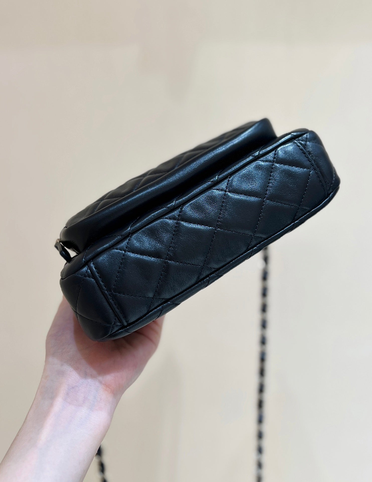 QUILTED SHOULDER BAG 21 IN BLACK LAMBSKIN WITH GOLD METALLIC