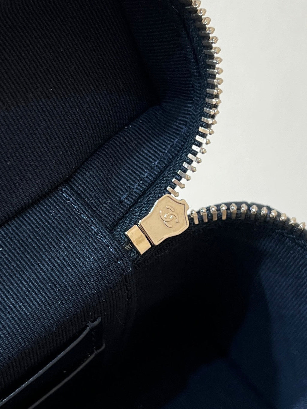 CHANEL 25S VANITY CASE 19 IN BLACK CALFSKIN GOLD HARDWARE