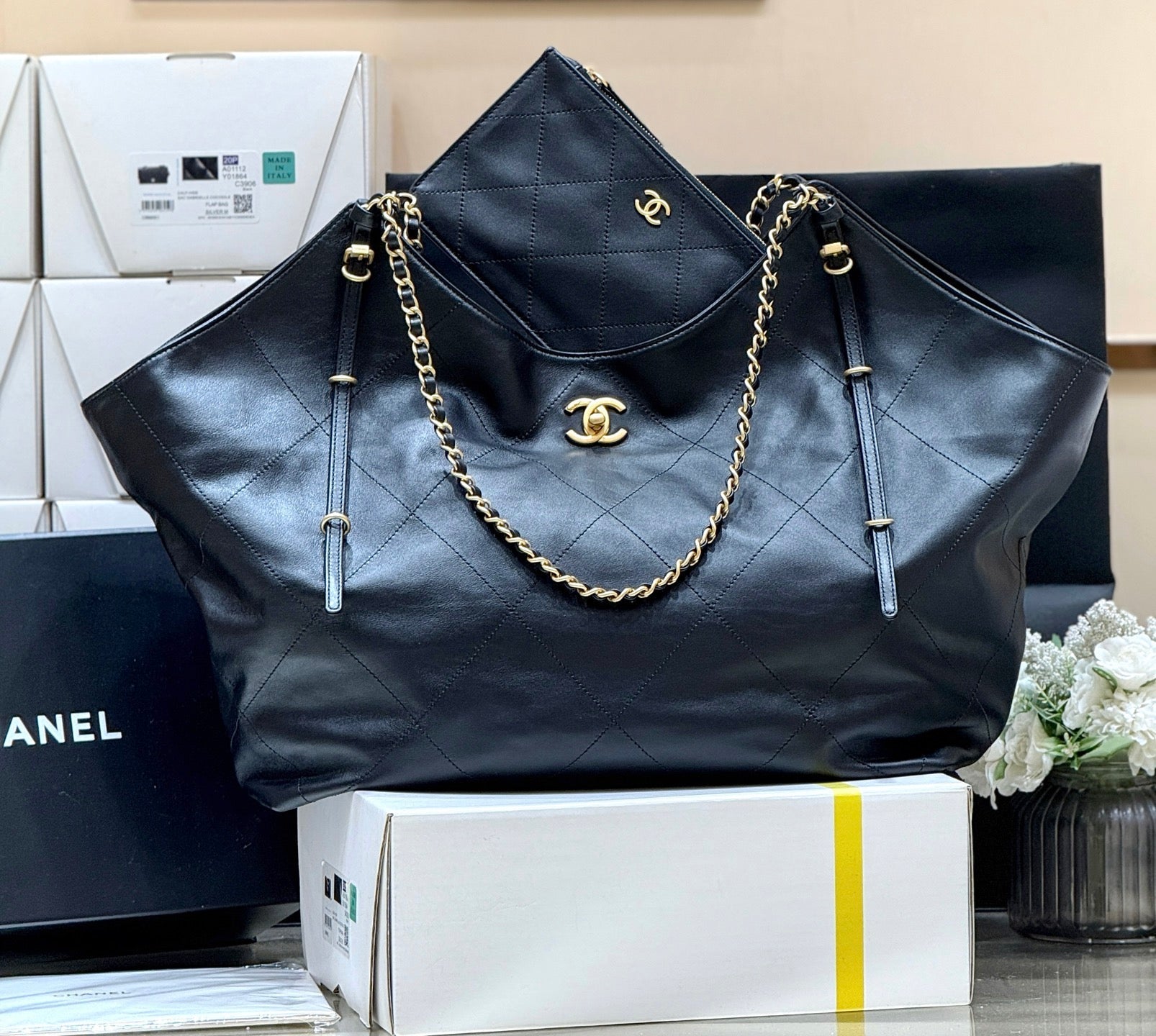 LARGE MAXI SHOPPING BAG 59 IN BLACK CALFSKIN GOLD-TONE METAL