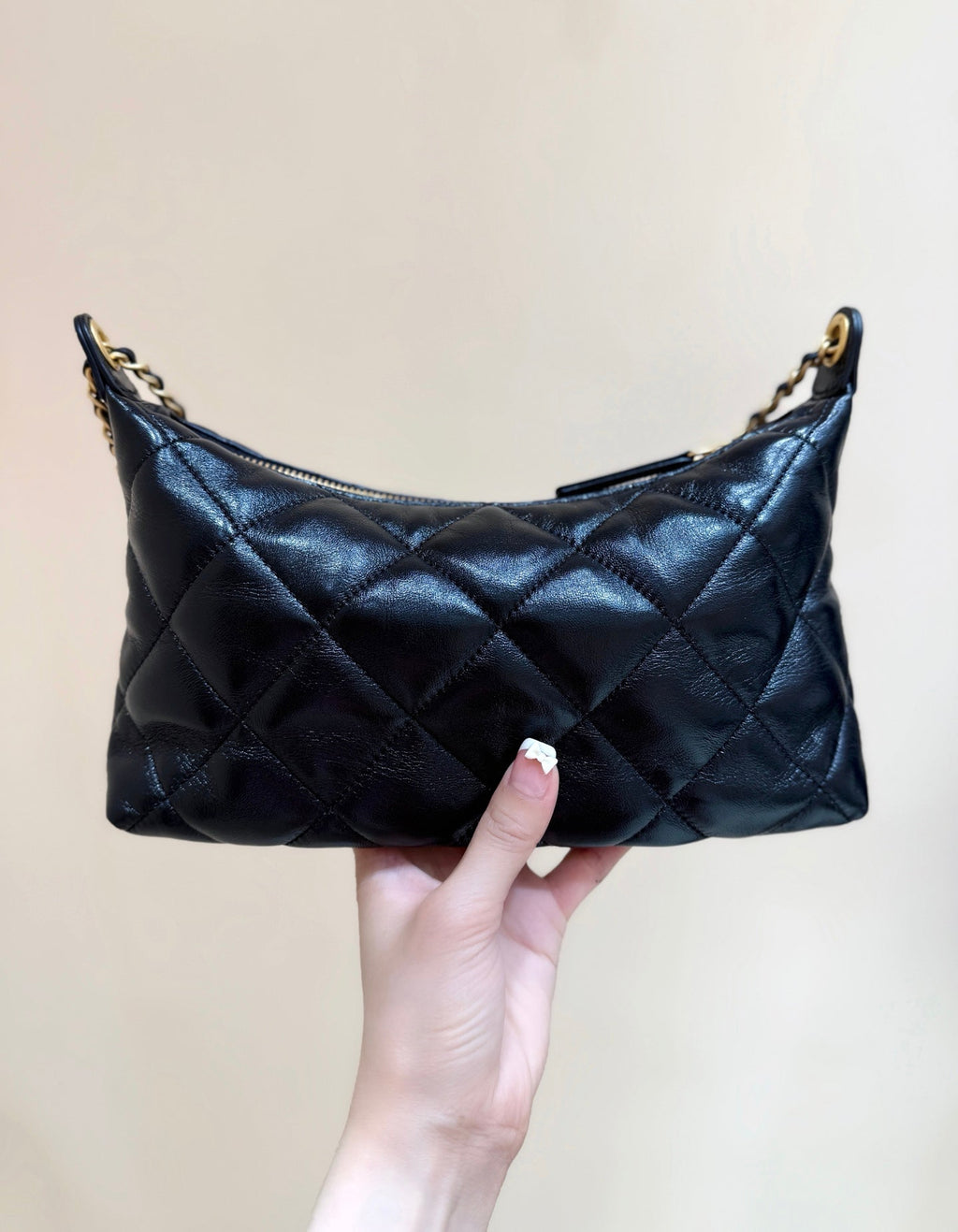 QUILTED HOBO SHOULDER BAG 26 IN BLACK GLOSSY LAMBSKIN