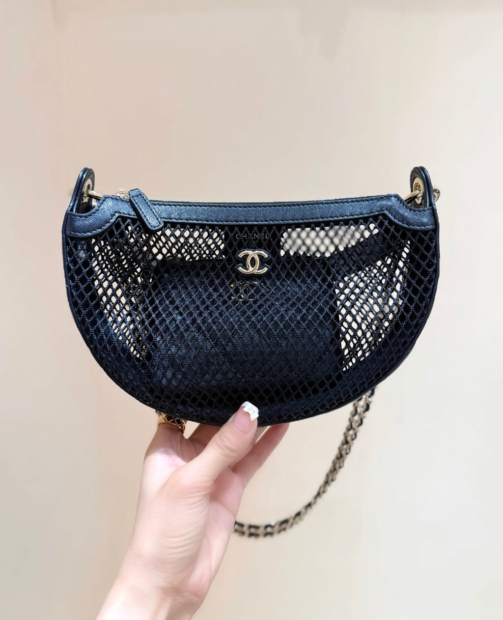 MESH POUCH 22 IN BLACK EFFECT LAMBSKIN WITH GOLD METALLIC