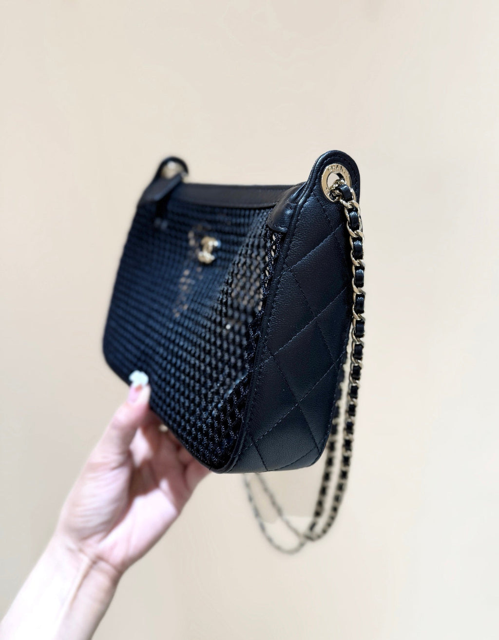 MESH POUCH 20 IN BLACK EFFECT LAMBSKIN WITH GOLD HARDWARE
