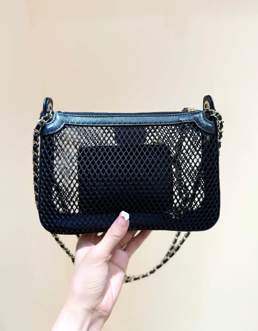 MESH POUCH 20 IN BLACK EFFECT LAMBSKIN WITH GOLD HARDWARE