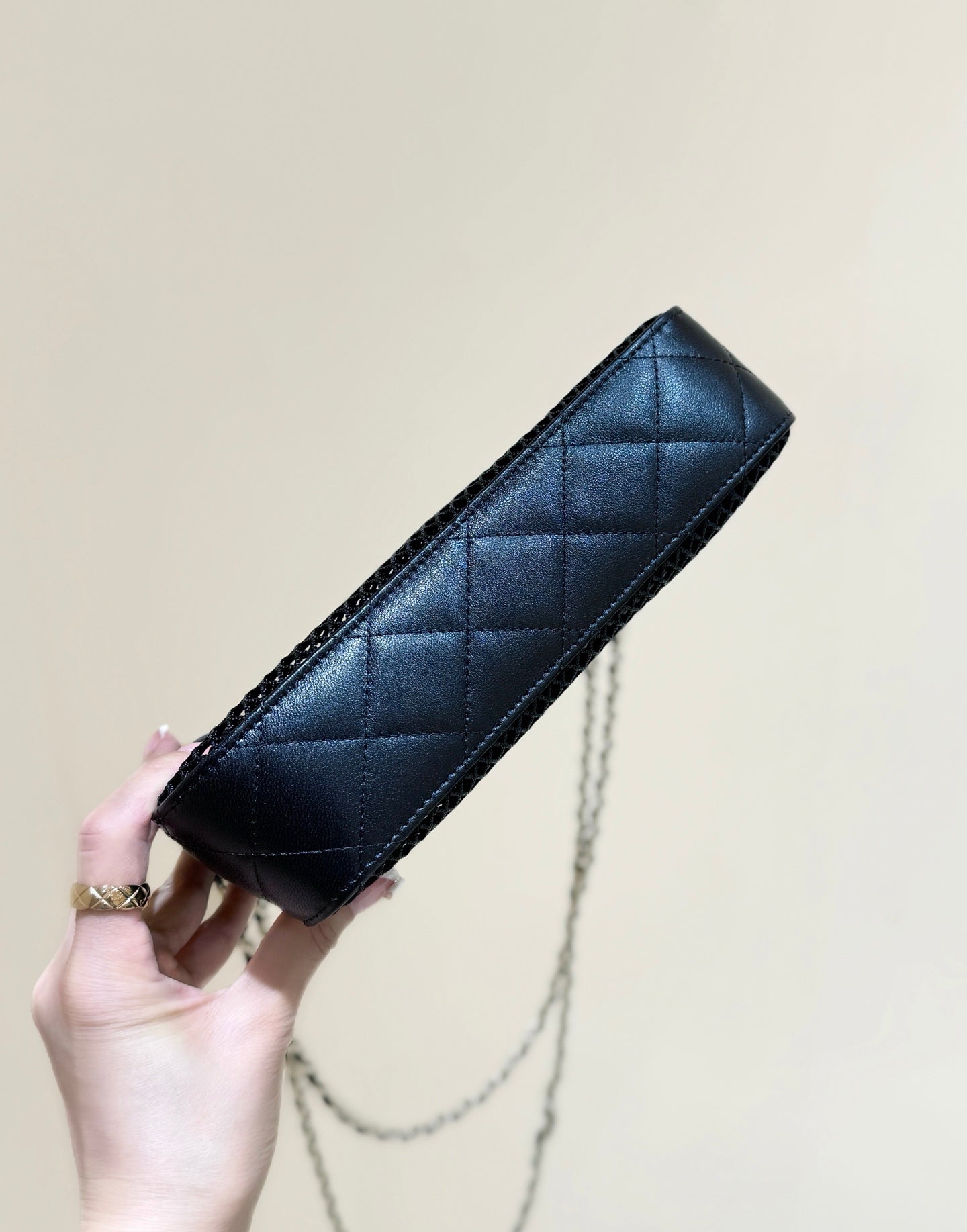 MESH POUCH 20 IN BLACK EFFECT LAMBSKIN WITH GOLD HARDWARE