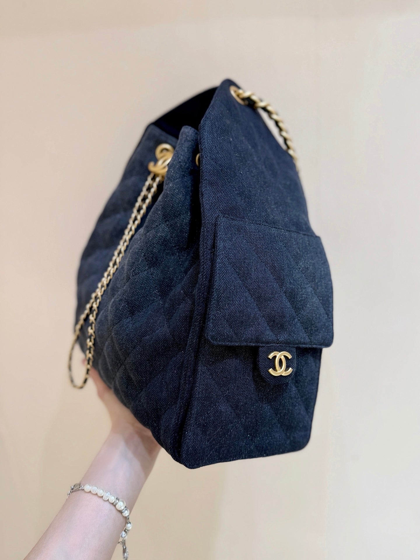 CC 25 HANDBAG 40 IN BLACK DENIM GOLD HARDWARE