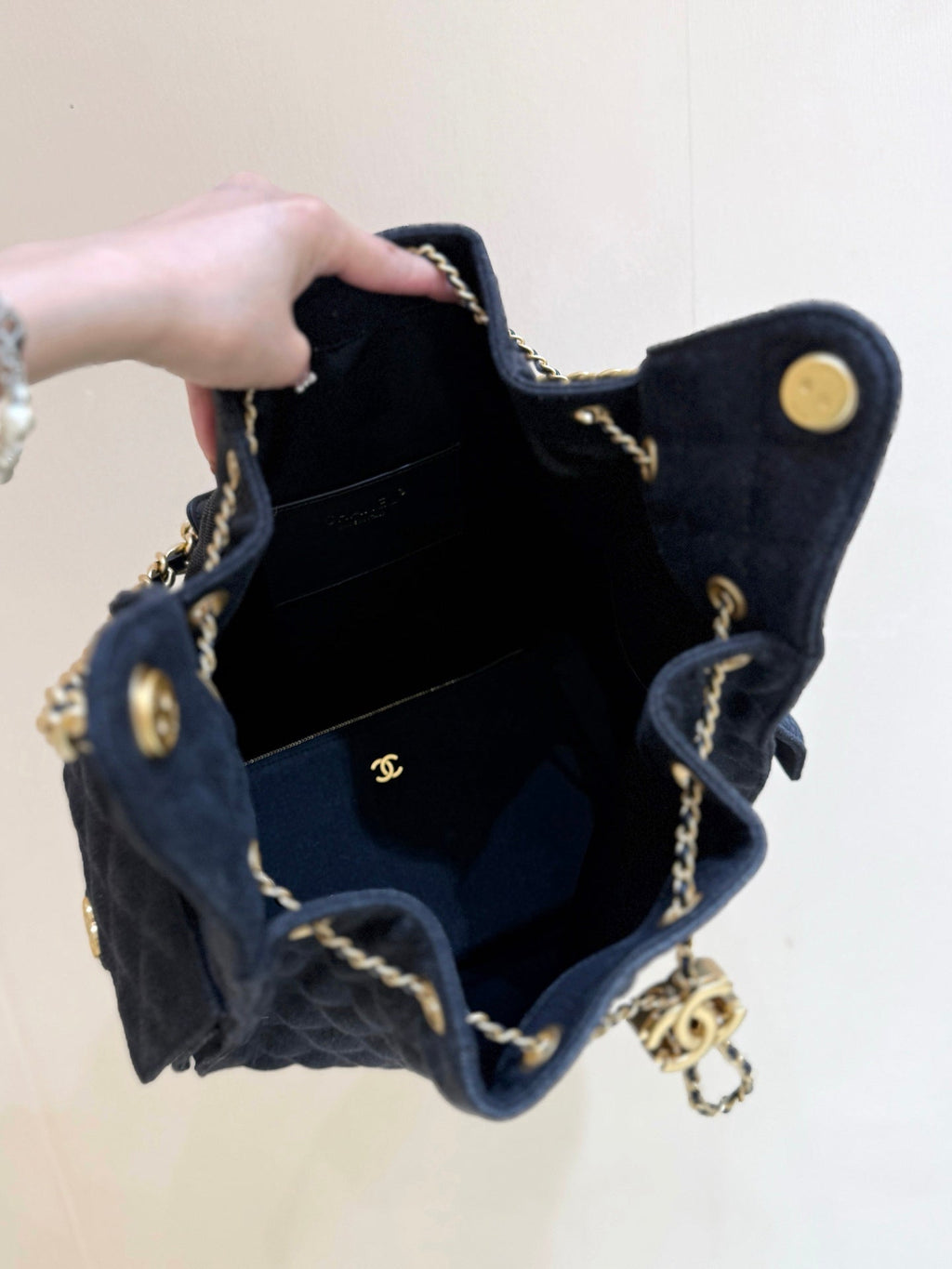 CC 25 HANDBAG 40 IN BLACK DENIM GOLD HARDWARE