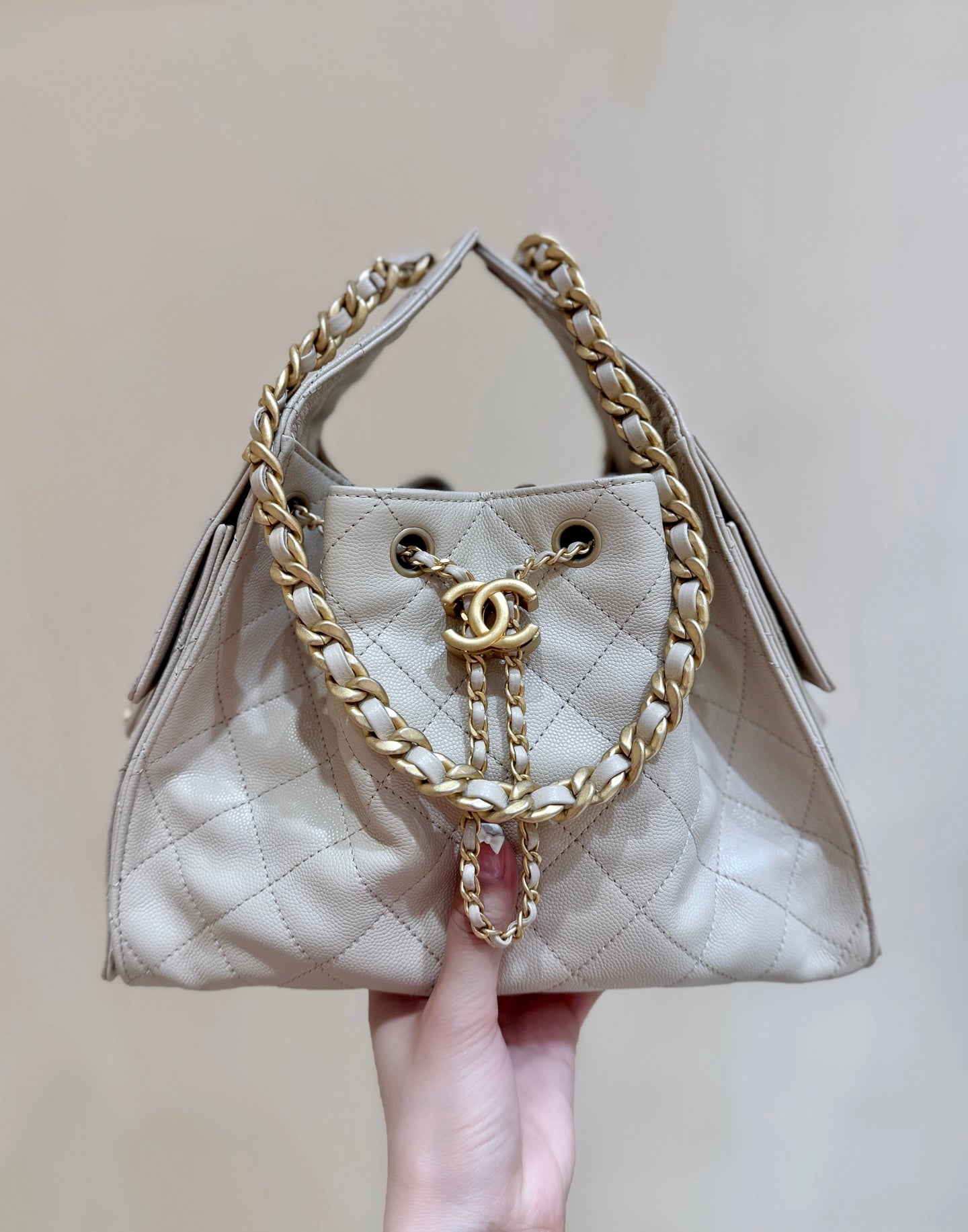 CC 25 HANDBAG IN CREAM 30 GRAINED CALFSKIN GOLD HARDWARE