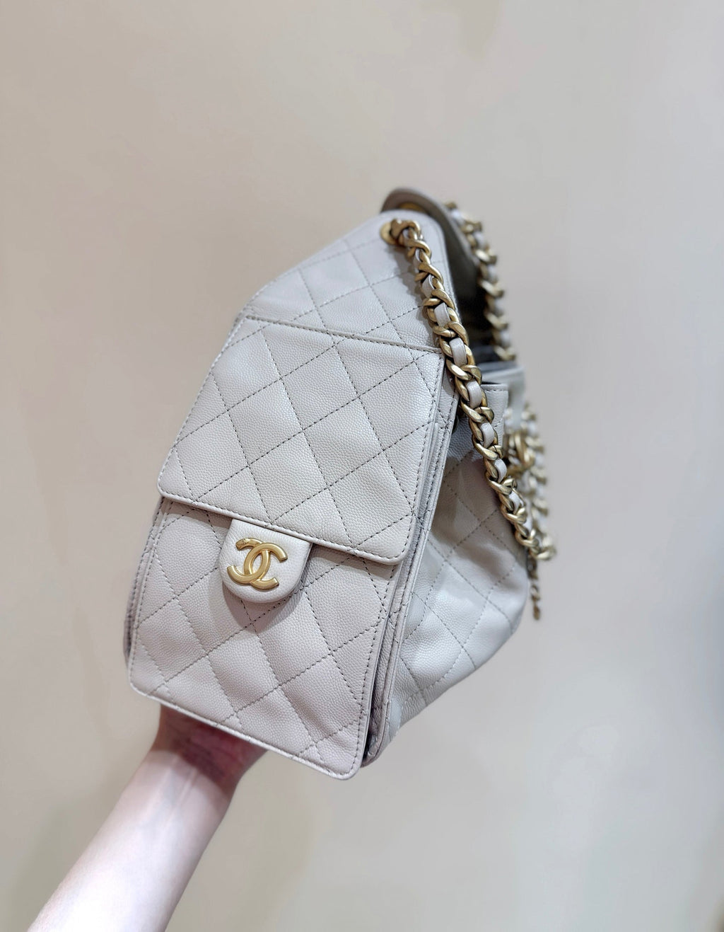 CC 25 HANDBAG IN CREAM 30 GRAINED CALFSKIN GOLD HARDWARE