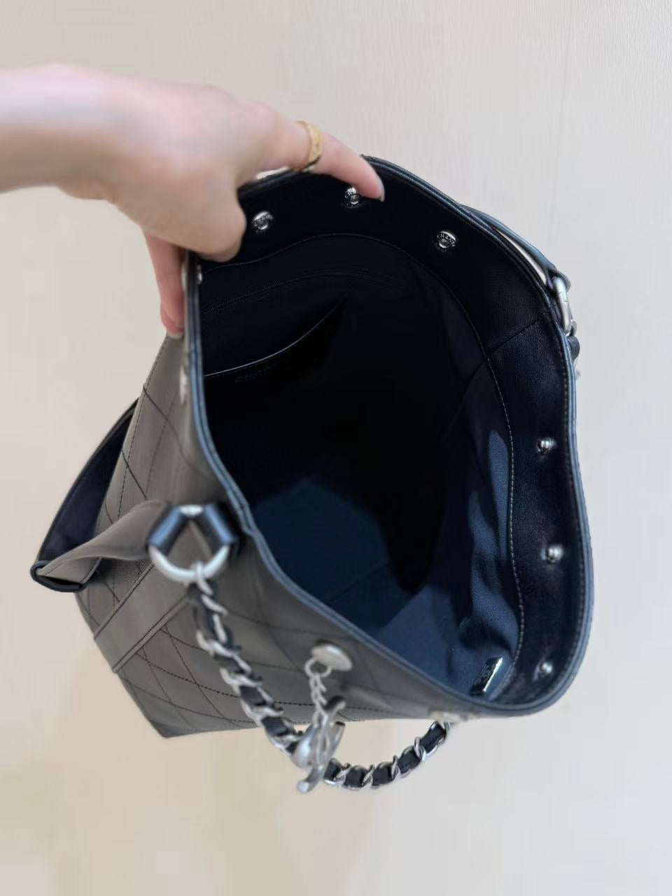 CHANEL 25S LARGE BUCKET BAG 31 IN BLACK SHINY LAMBSKIN SILVER HARDWARE