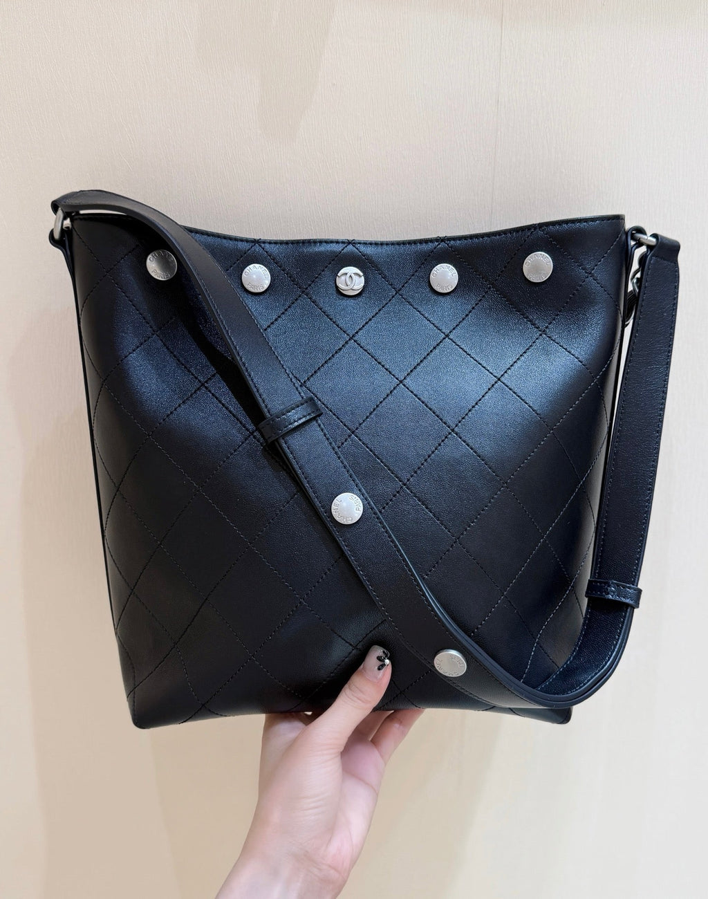 CHANEL 25S LARGE BUCKET BAG 31 IN BLACK SHINY LAMBSKIN SILVER HARDWARE