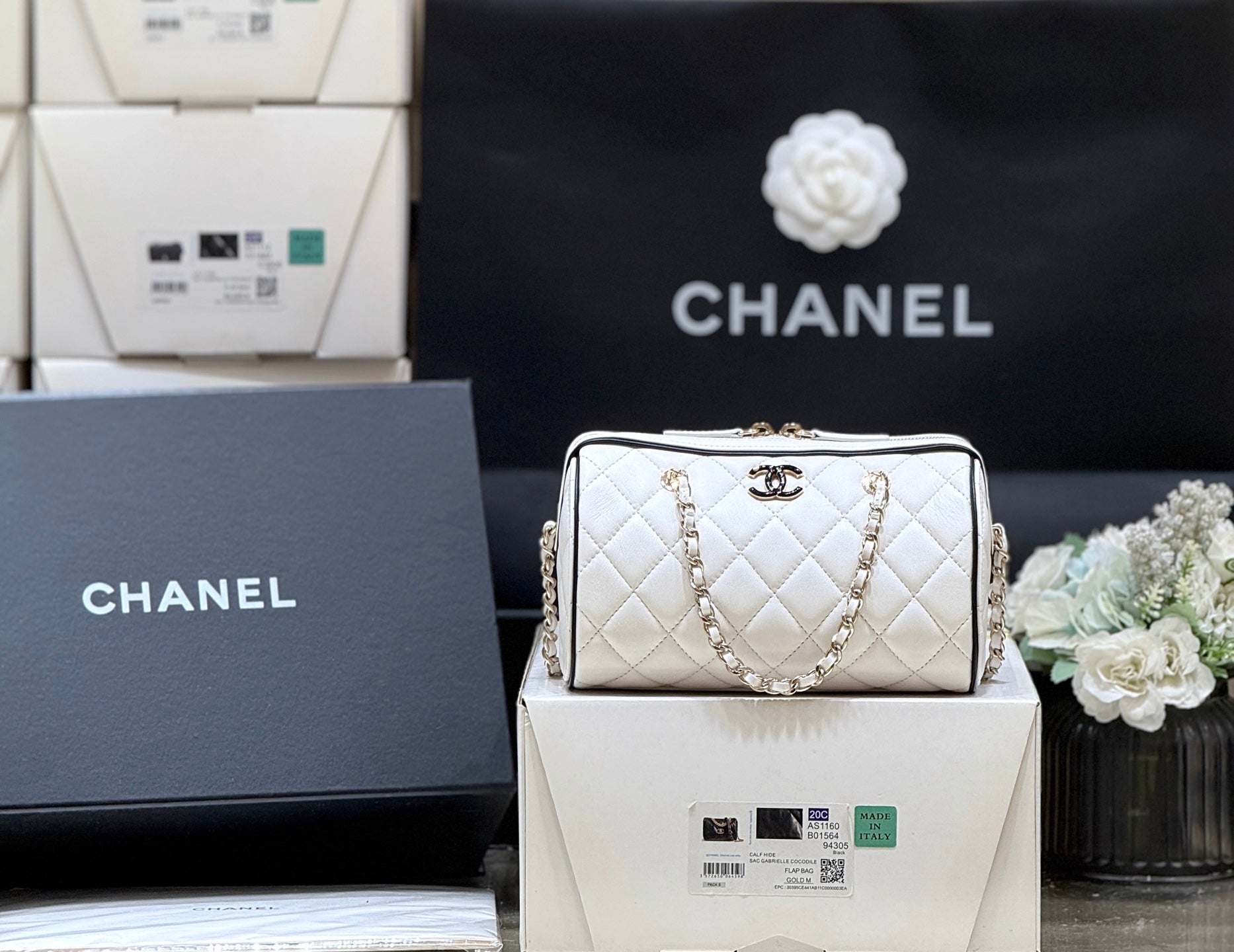 CHANEL 25S CLUTCH WITH CHAIN 18 IN WHITE LAMBSKIN
