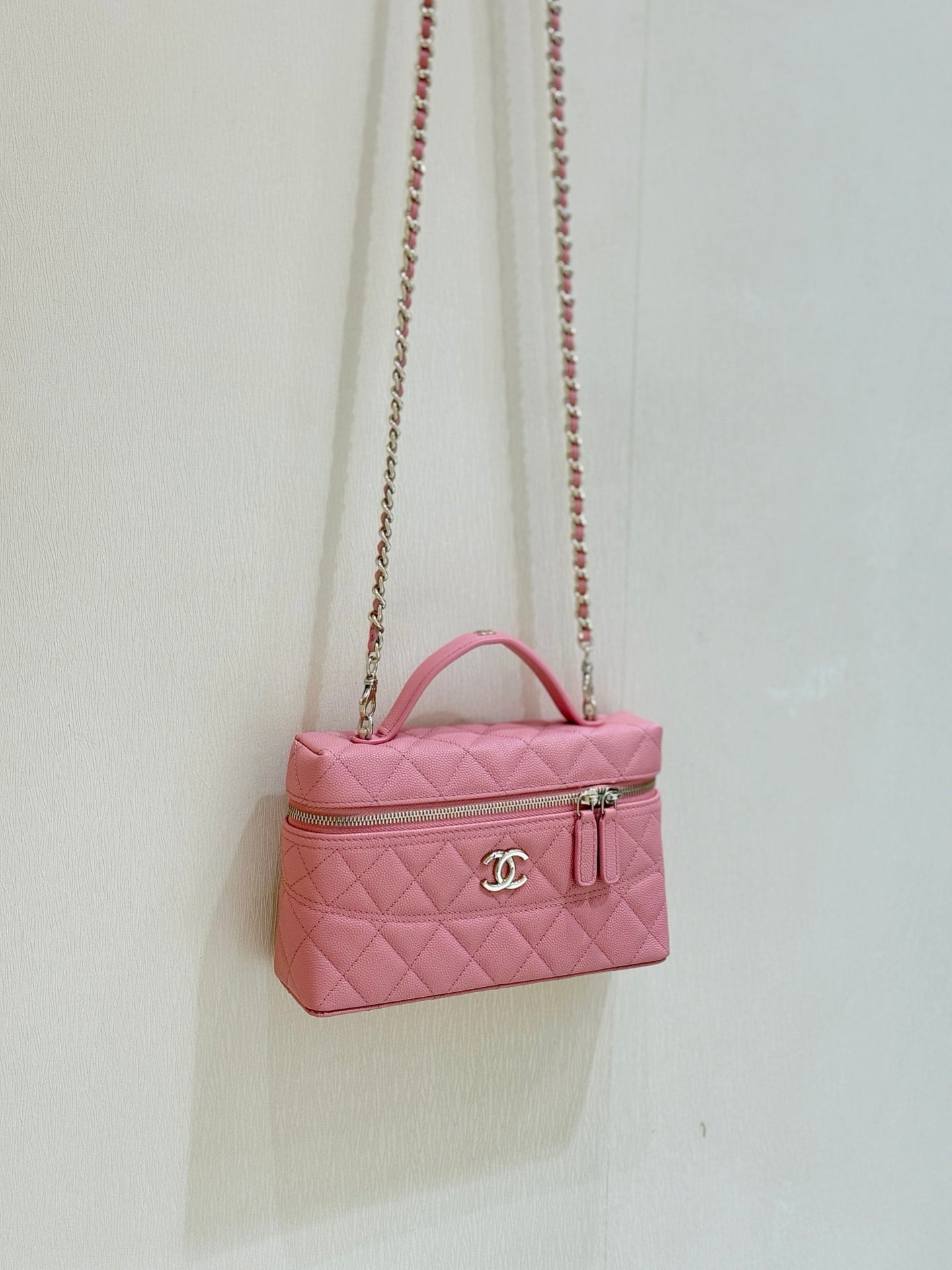 VANITY CASE 19 IN CONTESSA PINK CALFSKIN GOLD-TONE METALLIC