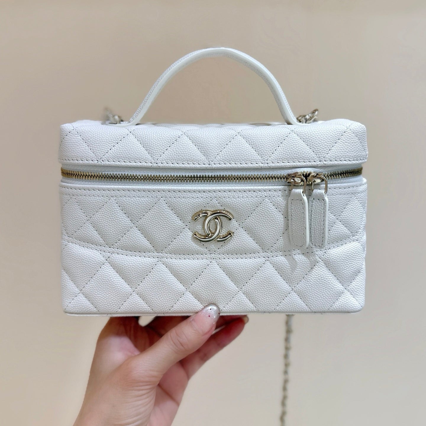 STRASS VANITY QUILTED CASE 19 IN WHITE CALFSKIN WITH GOLD METALLIC