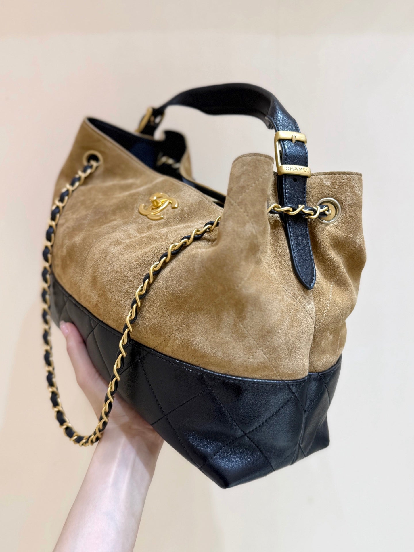CHANEL 25S LARGE HOBO BAG 36 IN SUEDE COMBINED WITH LAMBSKIN GOLD HARDWARE