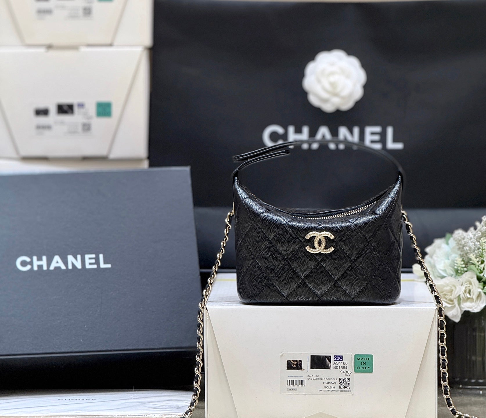 CHANEL 25S HOBO BAG 21 IN BLACK GRAINED CALFSKIN EMBELLISHED LOGO