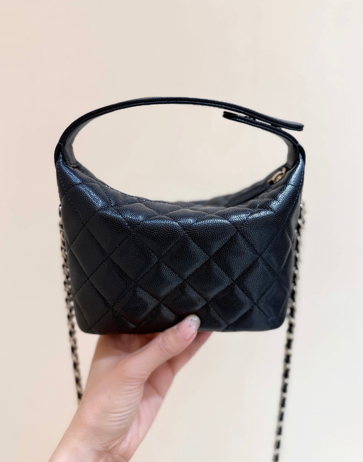 CHANEL 25S HOBO BAG 21 IN BLACK GRAINED CALFSKIN EMBELLISHED LOGO