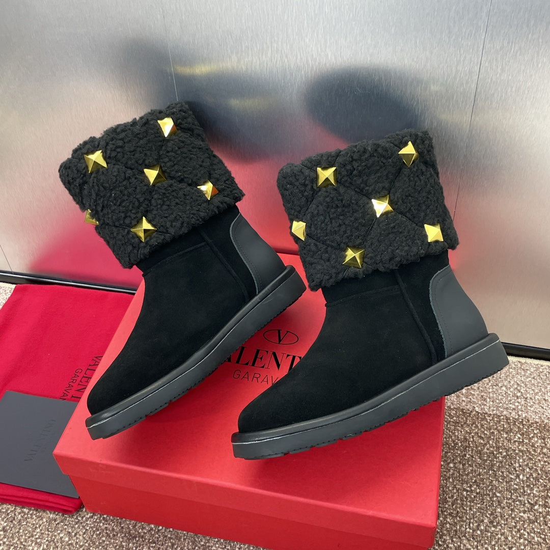 ANKLE STUDDED BOOTS IN BLACK SUEDE AND SHEARLING LINING