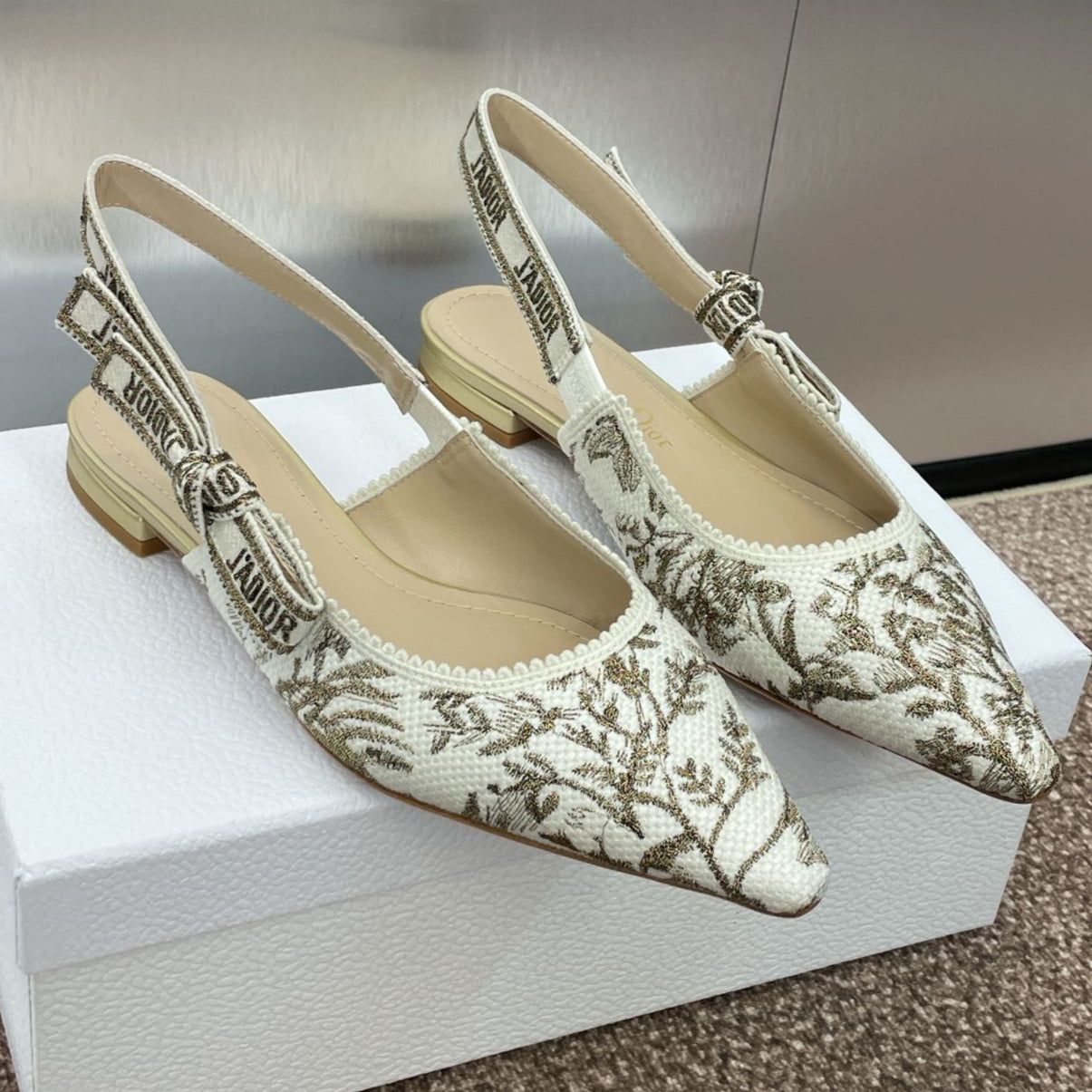 J'ADIOR SLINGBACK PUMP WHITE AND GOLD-TONE MILLEFIORI JACQUARD