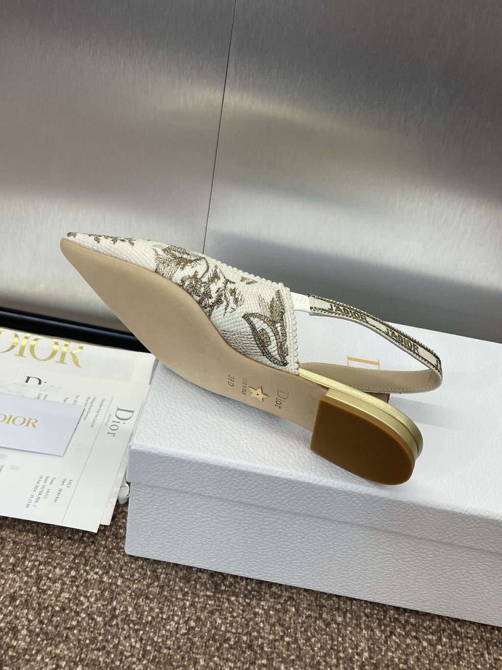 J'ADIOR SLINGBACK PUMP WHITE AND GOLD-TONE MILLEFIORI JACQUARD