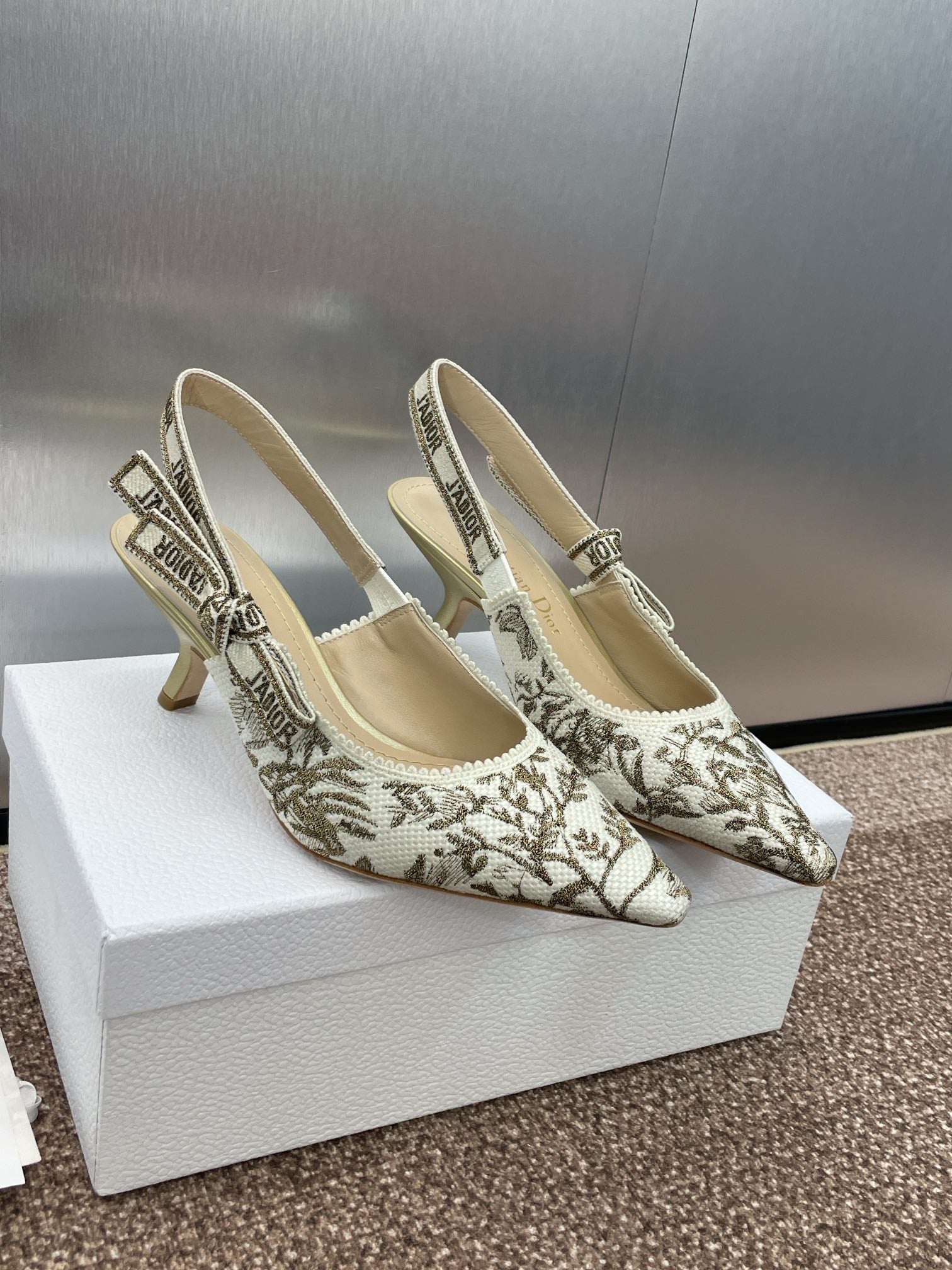J'ADIOR HIGH SLINGBACK PUMP WHITE AND GOLD-TONE MILLEFIORI JACQUARD 65 MM