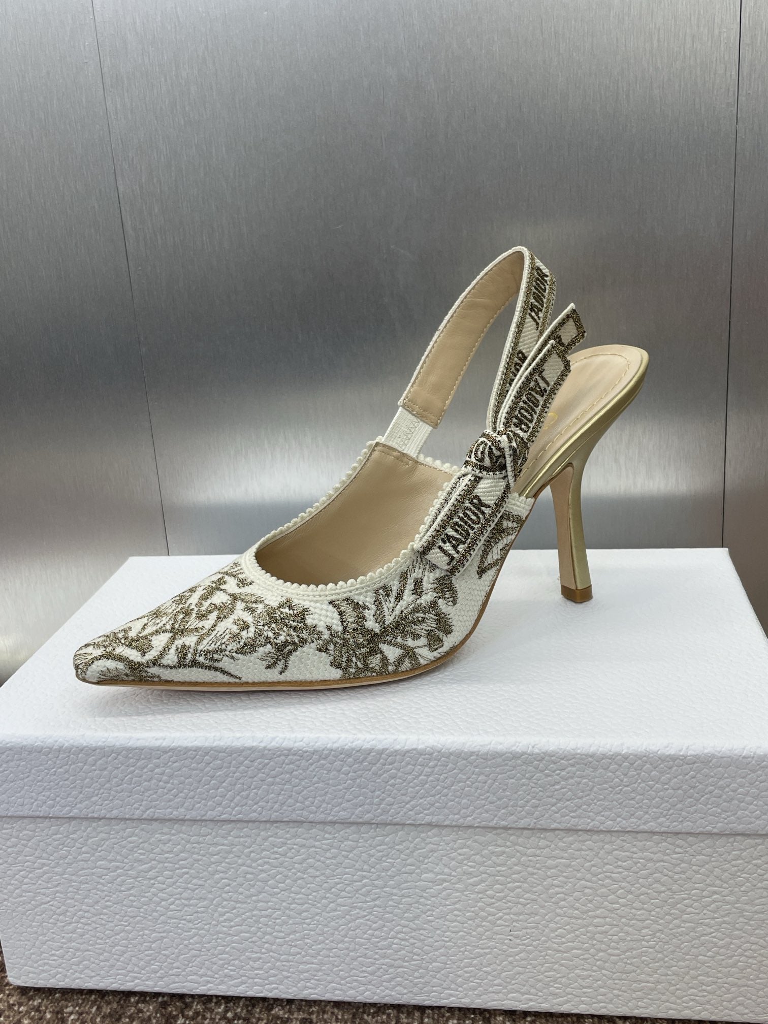 J'ADIOR HIGH SLINGBACK PUMP WHITE AND GOLD-TONE MILLEFIORI JACQUARD 95 MM