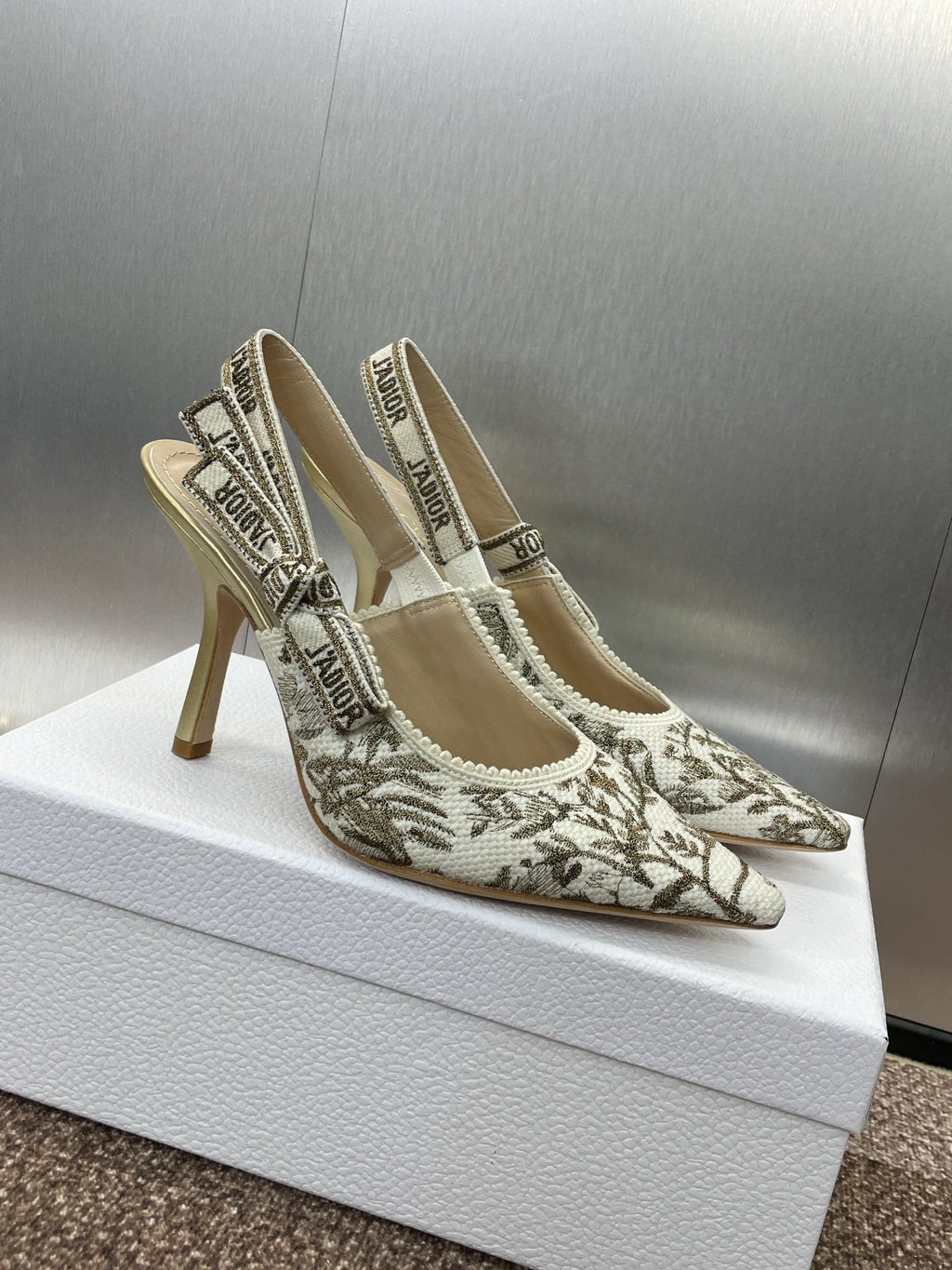 J'ADIOR HIGH SLINGBACK PUMP WHITE AND GOLD-TONE MILLEFIORI JACQUARD 95 MM