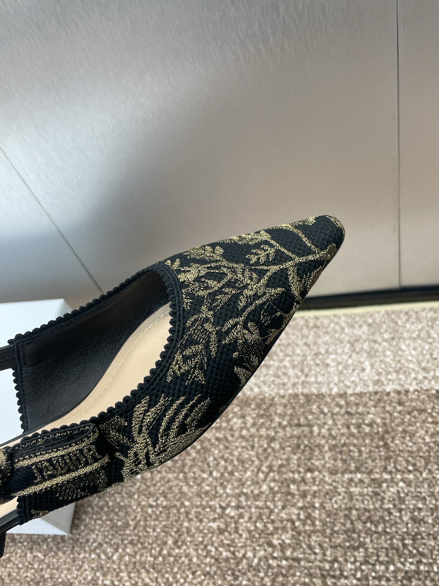 J'ADIOR SLINGBACK PUMP BLACK AND GOLD-TONE MILLEFIORI JACQUARD