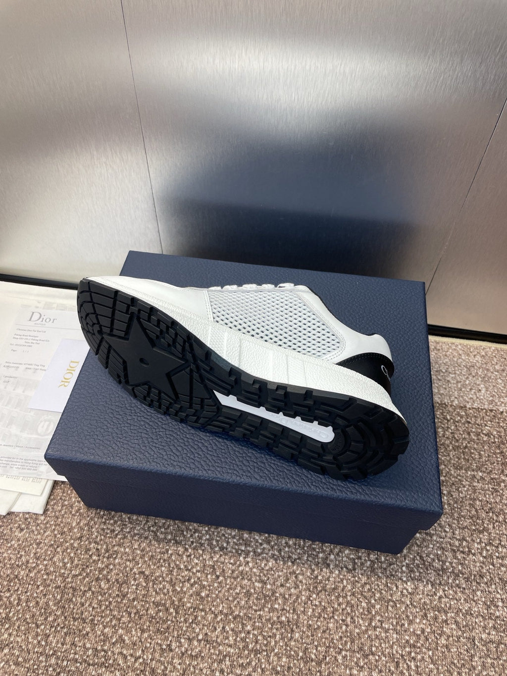 DIOR 25S D-RUN'N COUPLE SNEAKERS IN WHITE BLACK CALFSKIN AND MESH