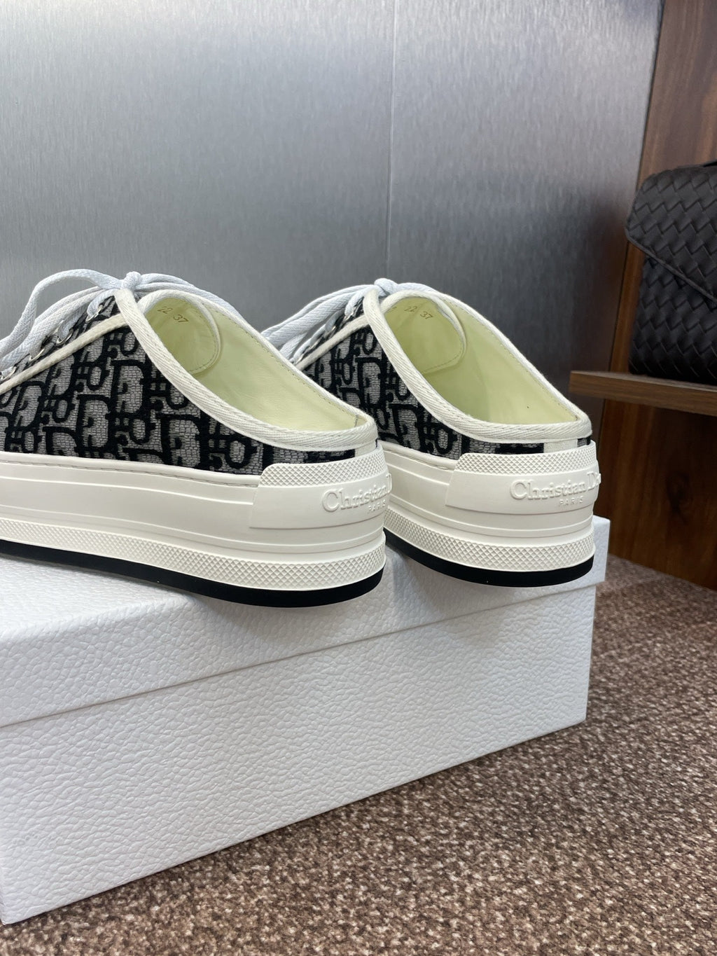 DIOR 25S WALK'N' SNEAKER IN BLACK WHITE OBLIQUE EMBROIDERED COTTON