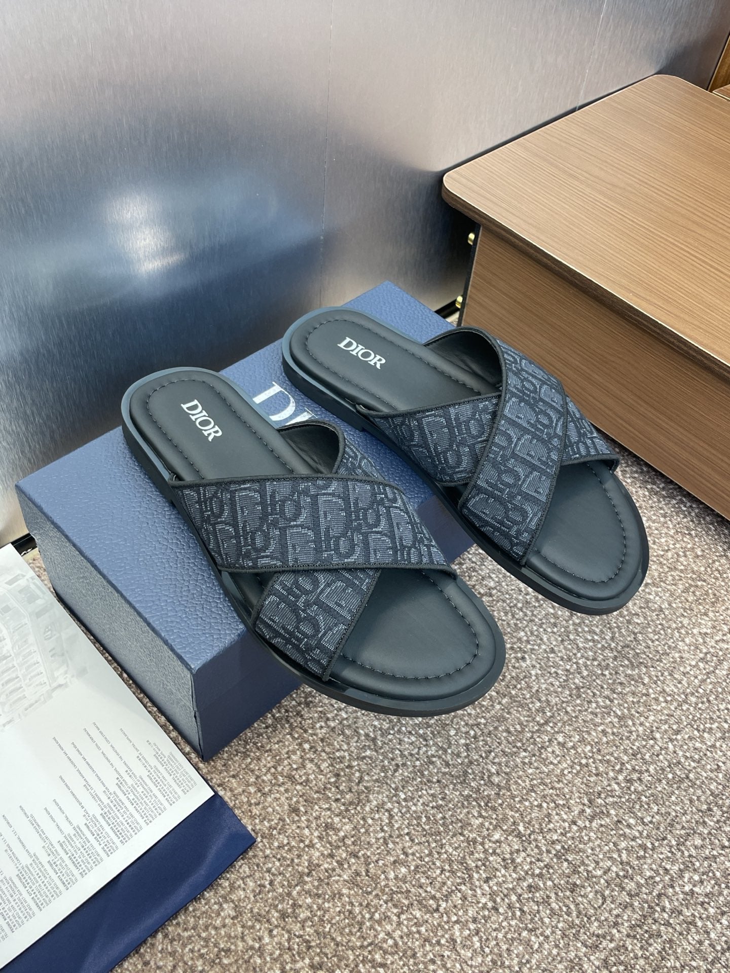 DIOR 25S ALIAS CROSS-STRAP SLIDES IN BLACK CALFSKIN WITH CD OBLIQUE DARK BLUE LOGO