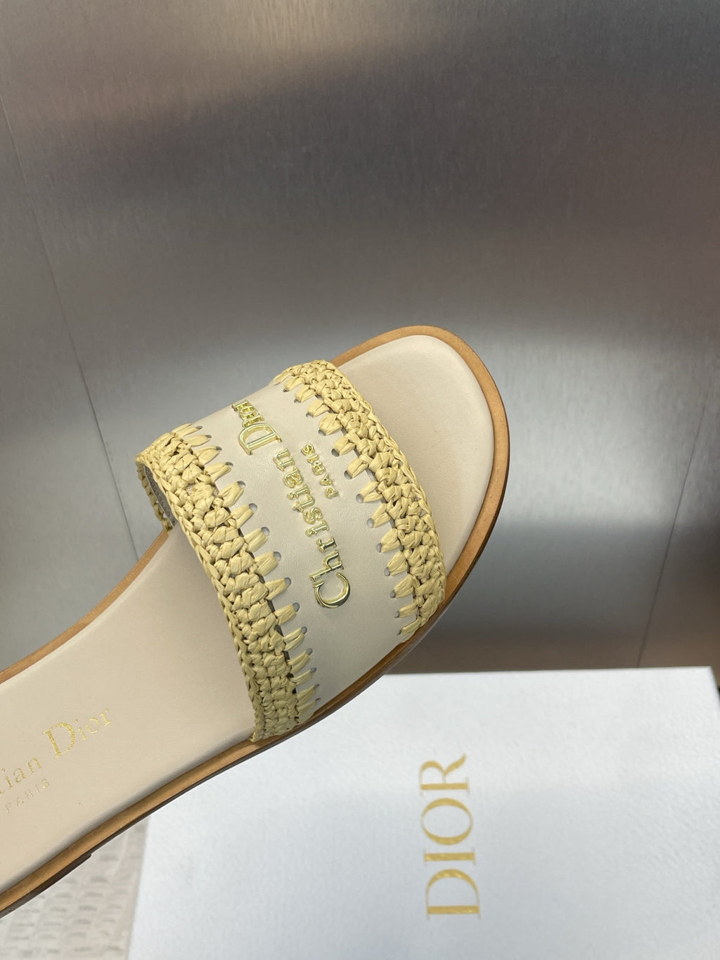 DIOR 25S D-LANE SLIDE LIGHT BEIGE CALFSKIN AND YELLOW BRAIDED RAFFIA