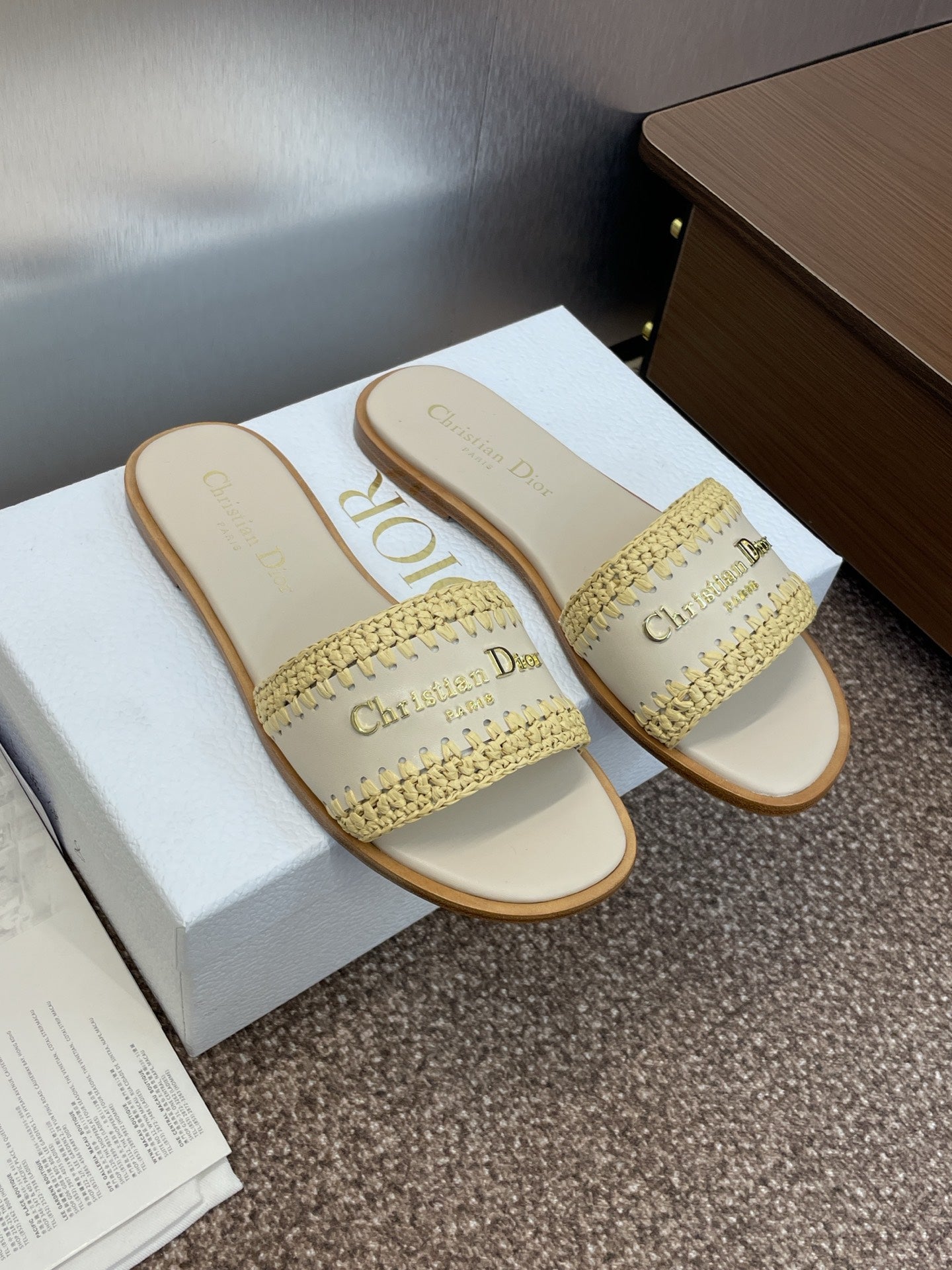 DIOR 25S D-LANE SLIDE LIGHT BEIGE CALFSKIN AND YELLOW BRAIDED RAFFIA
