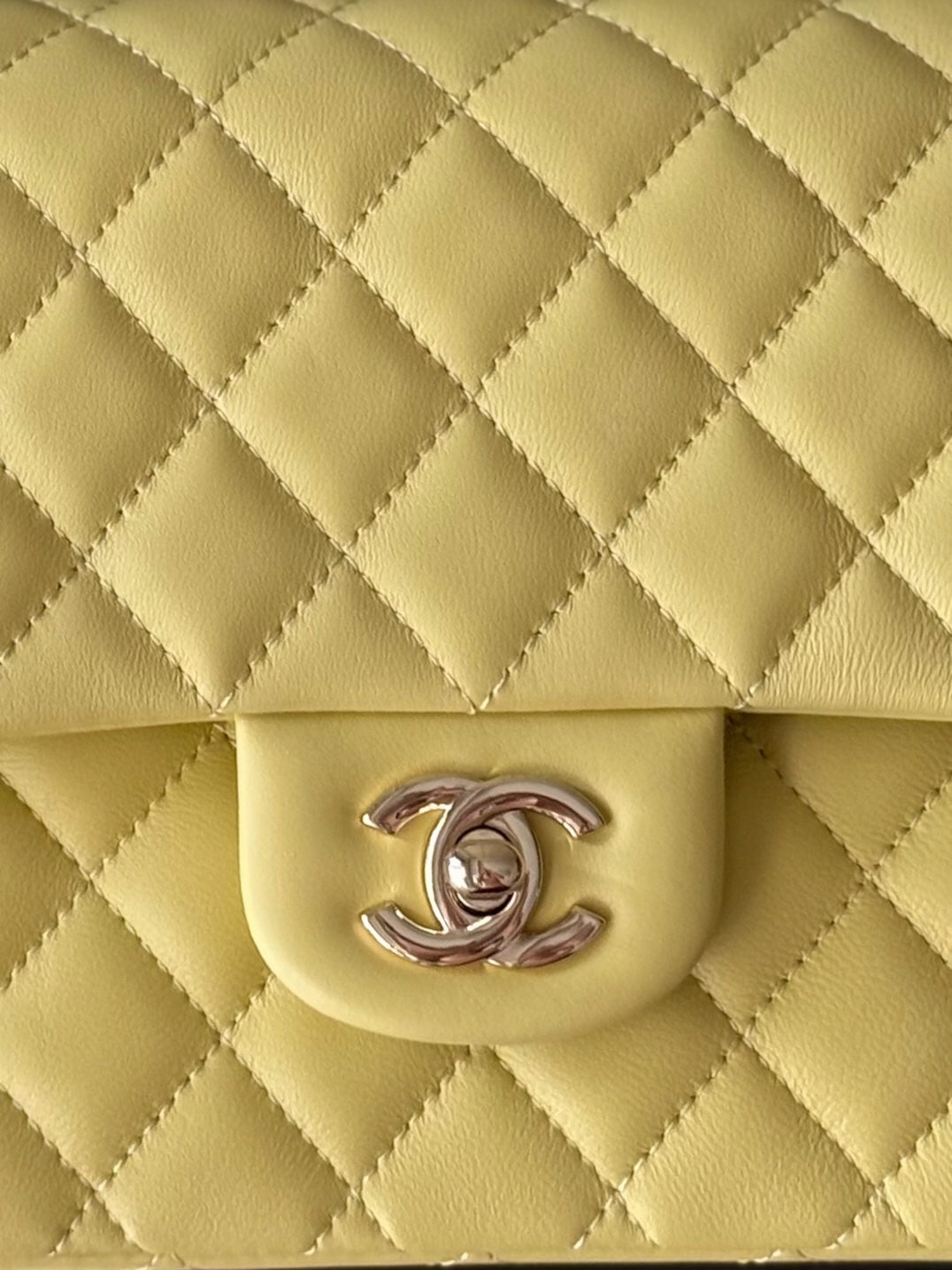 CHANEL 25S CLASSIC FLAP BAG 25 CM IN LIGHT YELLOW LAMBSKIN WITH GOLD HARDWARE