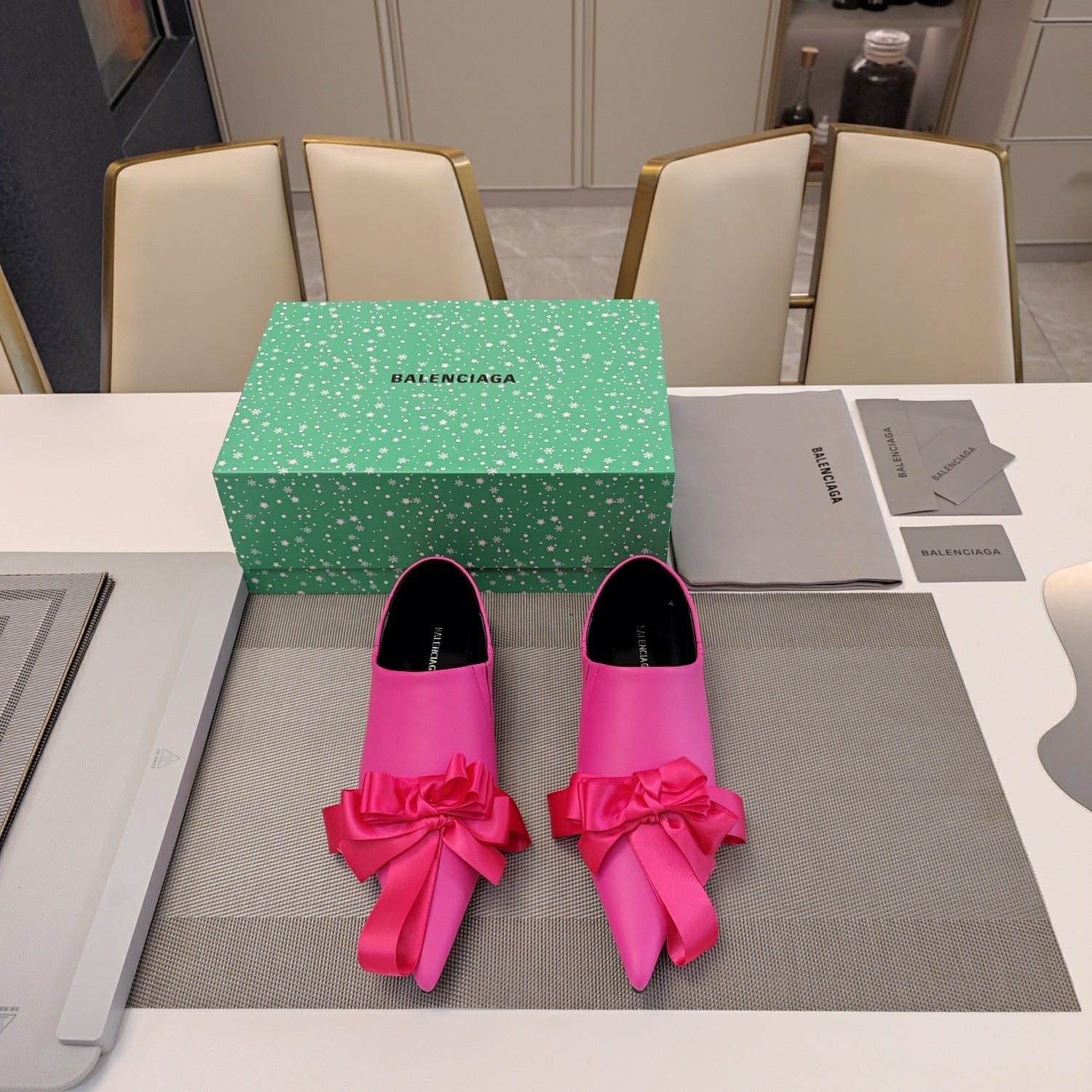 POINTED-TOE FLATS WITH BOW IN HOT PINK SOFT LAMBSKIN