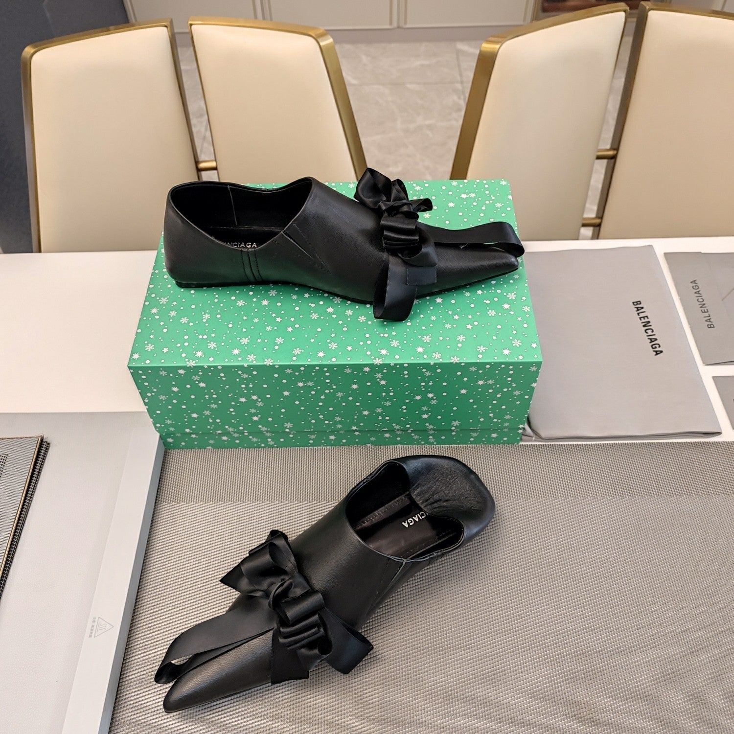 POINTED-TOE FLATS WITH BOW IN BLACK SOFT LAMBSKIN