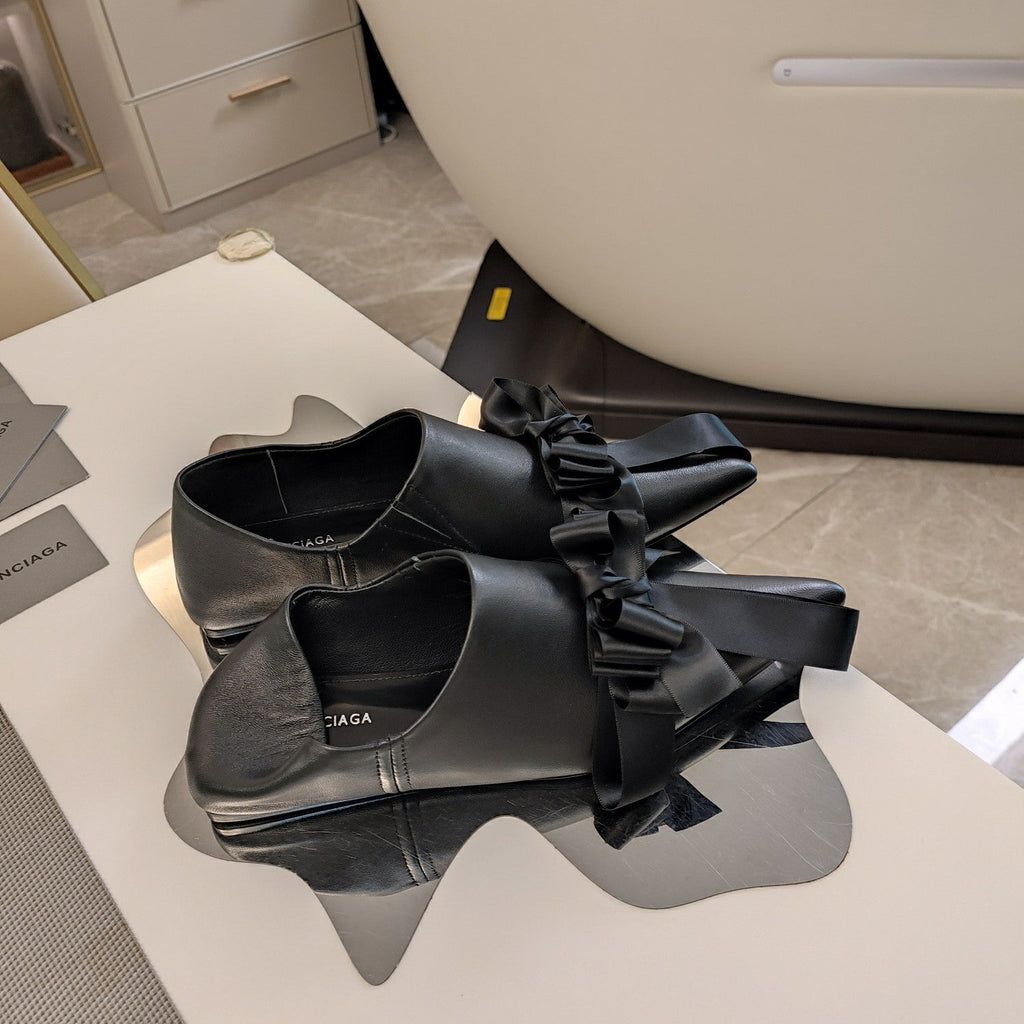 POINTED-TOE FLATS WITH BOW IN BLACK SOFT LAMBSKIN