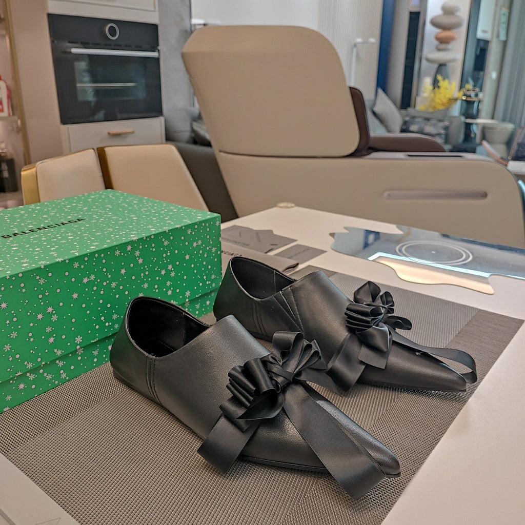 POINTED-TOE FLATS WITH BOW IN BLACK SOFT LAMBSKIN