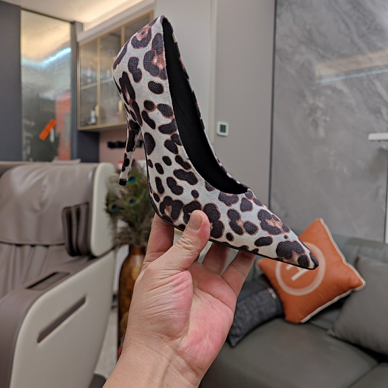 HIGH PUMPS IN LIGHT GRAY LEOPARD PRINT SUEDE