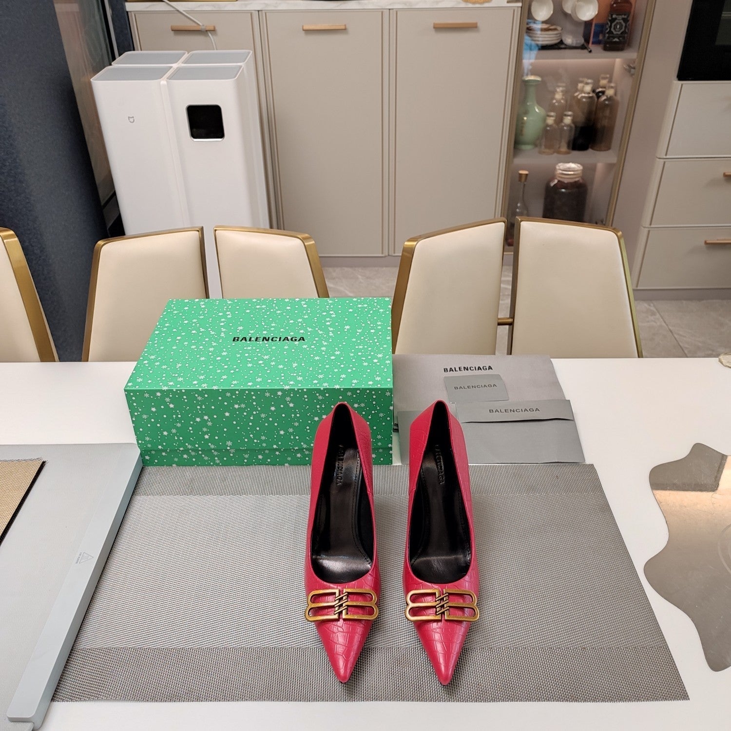 POINTED BB GOLD BUCKLE HIGH PUMPS IN RED CROCODILE PATTERN CALFSKIN