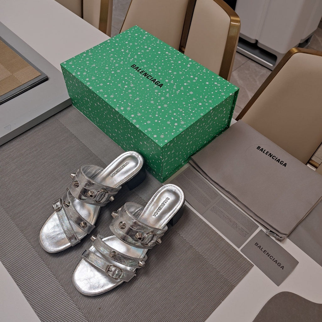 STRAPPY MEDIUM HEELED SANDALS IN SILVER STUDDED WAX-OIL SHEEPSKIN