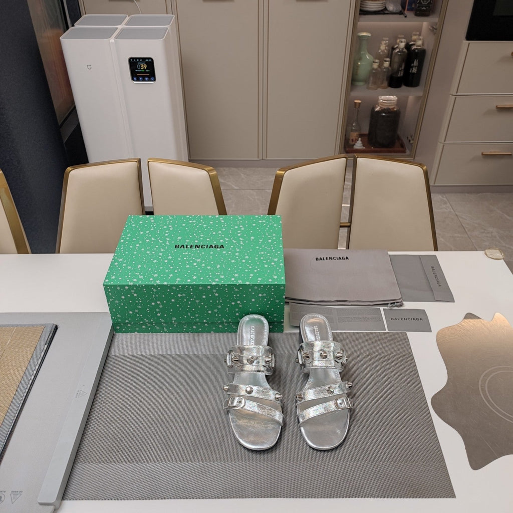 STRAPPY MEDIUM HEELED SANDALS IN SILVER STUDDED WAX-OIL SHEEPSKIN